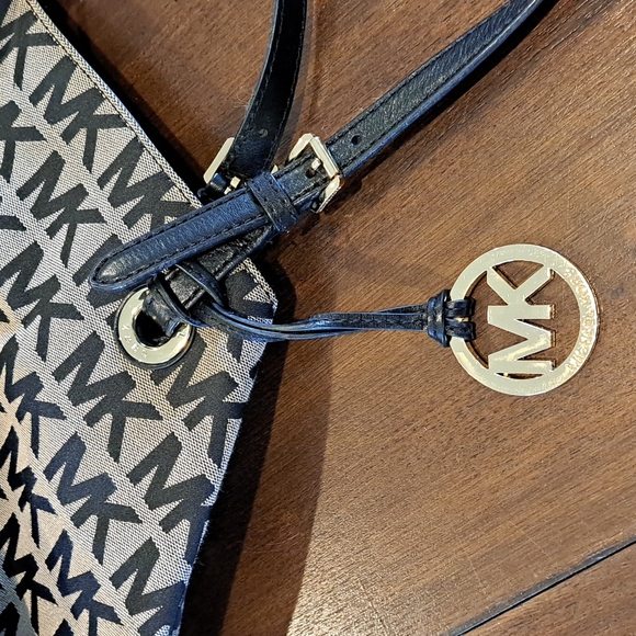 MICHAEL KORS Designer KM Logo Shoulder Bag  Black Trim - Picture 11 of 14